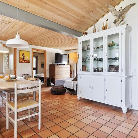 3 Bedroom Cozy In Semesterbostad