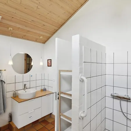 3 Bedroom Cozy In Semesterbostad